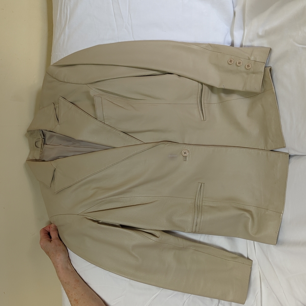 Newport News size 8 cream leather jacket